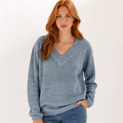 Pulovr s výstřihem do V a hladkým vzorem