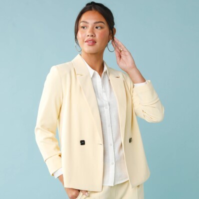 Splývavý blejzr pro menší postavu