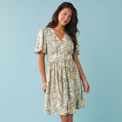 Krátke šaty s potlačou a gombíkmi pre nižšiu postavu