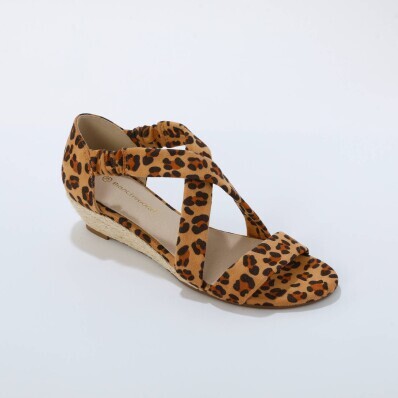Sandále s leopardím vzorom na klinovom podpätku