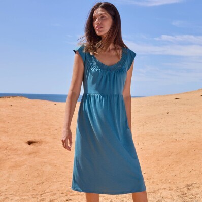 Krátke úpletové šaty s macramé vo výstrihu