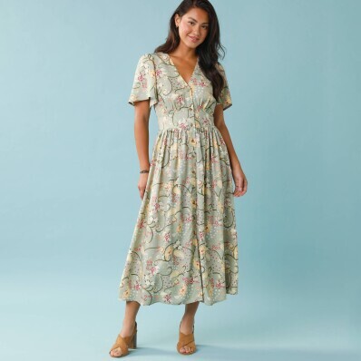 Dlhé šaty s potlačou a gombíkmi pre nižšiu postavu