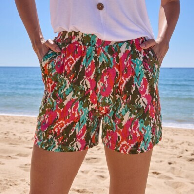Široké šortky s viacfarebnou potlačou