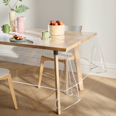 Průhledný voskovaný ubrus s potiskem puntíků