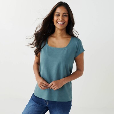 Tričko se čvercovým výstřihem