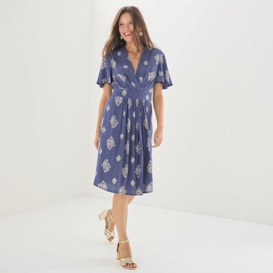 Krátke riasené šaty s motýlími rukávmi a potlačou