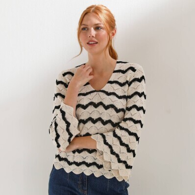 Pruhovaný pulóver so širokými 7/8 rukávmi a vzorom