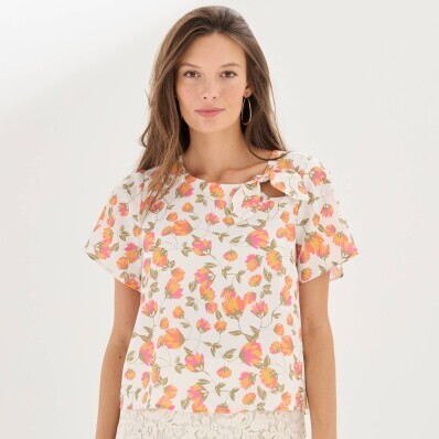 Blúzkas viazačkou vo
výstrihu a potlačou kvetín