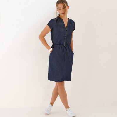 Krátké šaty s výstřihem na zip a šňůrkou v pase, z lehkého denimu