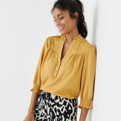 Jednobarevná halenka s výstřihem na knoflíčky