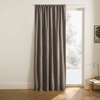 Zatemňovací a izolační závěs zakončený řasící páskou