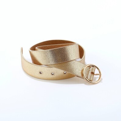 Kožený opasok s kovovou sponou