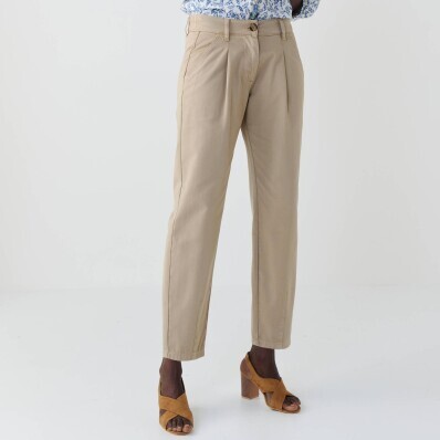 Nohavice so skladmi a záševkami na koncoch nohavíc