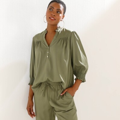 Jednobarevná halenka s výstřihem na knoflíčky