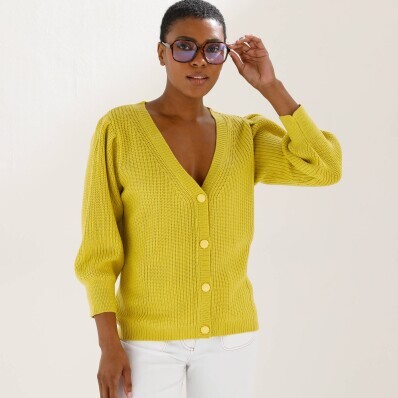 Sveter s výstrihom do Va 3/4 rukávmi.