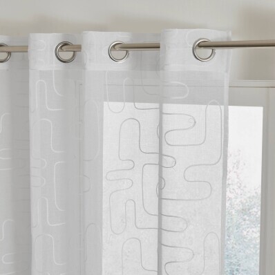 Voálová záclona s výšivkou grafických vzorů, zakončení očky