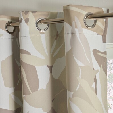 Zatemňovací závěs s potiskem rostlinného vzoru