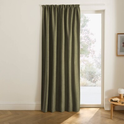 Zatemňovací a izolační závěs zakončený řasící páskou