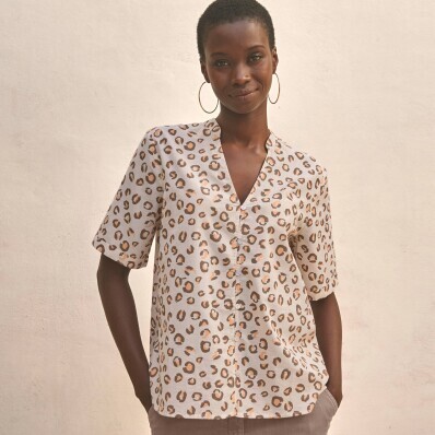 Blúzka s zvieracou kresbou, krátkymi rukávmi a tuniským výstrihom