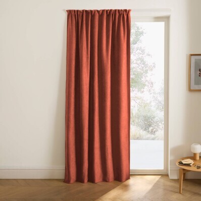 Zatemňovací a izolační závěs zakončený řasící páskou