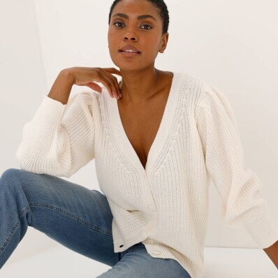 Sveter s výstrihom do Va 3/4 rukávmi.