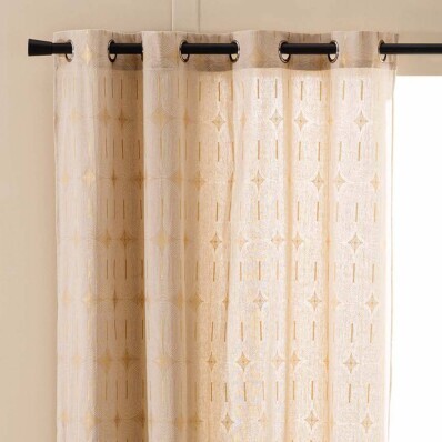 Záves s očkami, potlačou oblúkov a metalickými detailmi