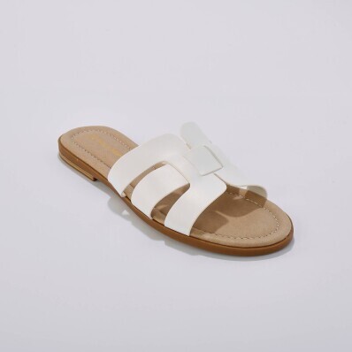 Płaskie kapcie z krzyżującymi się paskami