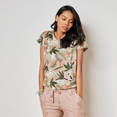 T-shirt z nadrukiem i guzikami na ramionach