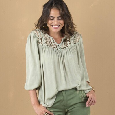 Bluzka z krepy z makramą i rękawami 3/4