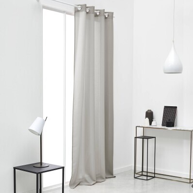 Perdea unicoloră, finisată cu ochiuri de ochi