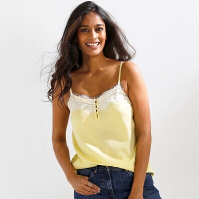 Top s čipkou a tenkými ramienkami