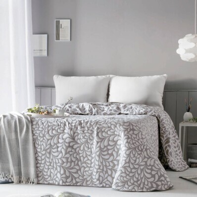 Žakárový přehoz na postel s motivem Listů