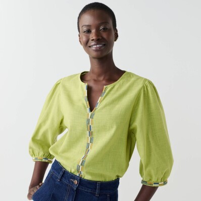 Jednobarevná halenka s výšivkou a 3/4 rukávy