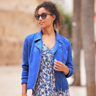 Kurtka zapinana na suwak, wykonana z imitacji zamszu