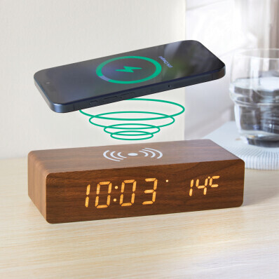 Budzik z miejscem do ładowania smartfona