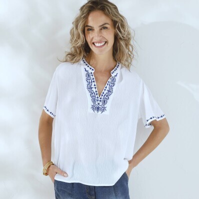 Krepónová blúzka s výšivkou a krátkymi rukávmi