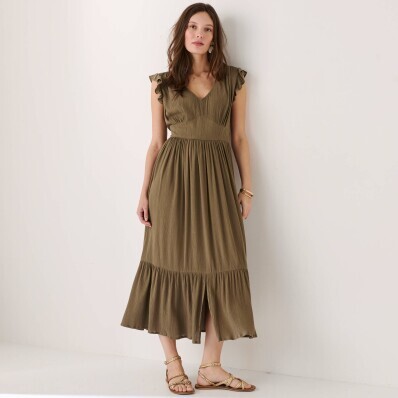 Hosszú, egyszínű krepp ruha fodros és elöl hasított szegéllyel