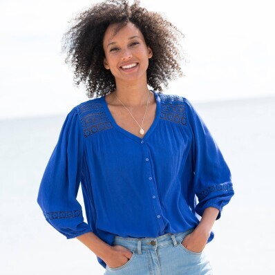 Блузка з V-подібним вирізом та макраме