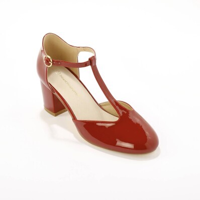 Чоботи з лакованої шкіри з ремінцем на підйомі