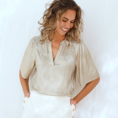 Tricou cu mâneci scurte evazate și fibre metalice