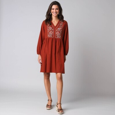 Krátké šaty s výšivkou