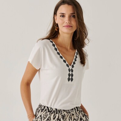 Hímzett V-nyakú póló