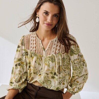 Крепова блузка з макраме та рукавами 3/4, з принтом