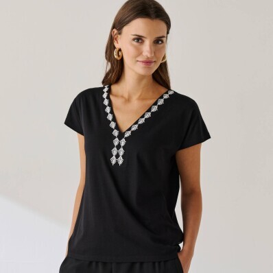 Hímzett V-nyakú póló