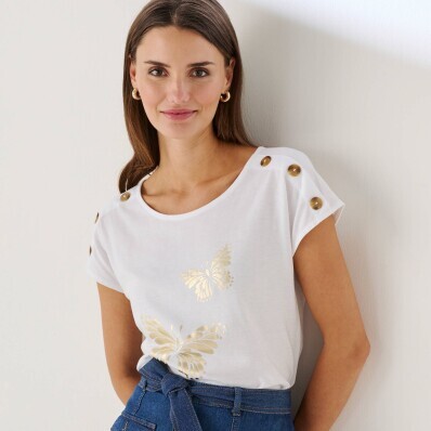 Kókuszgombokkal a vállán és mintával ellátott póló