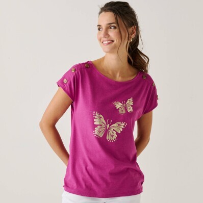 Kókuszgombokkal a vállán és mintával ellátott póló