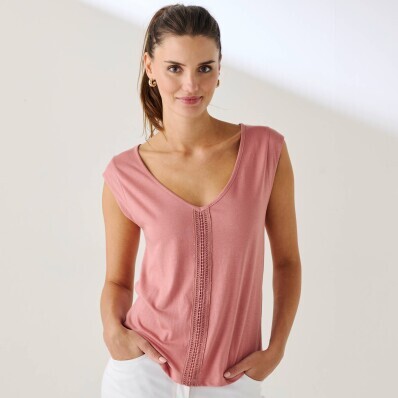 V-nyakú makramé póló