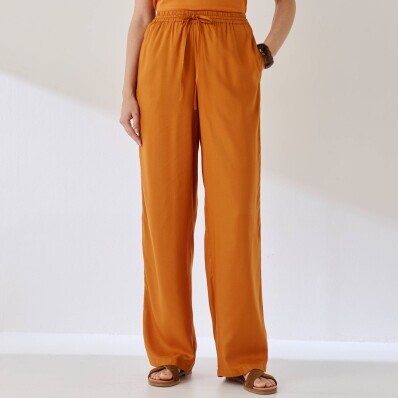 Egyszínű, bő szárú nadrág rugalmas derékkal