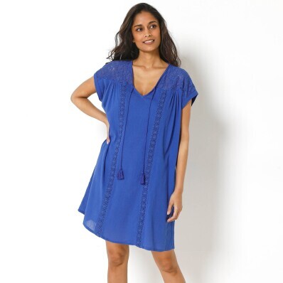 Krátke krepónové šaty s čipkou a macramé