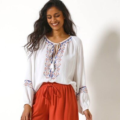 Крепова блузка з вишивкою та рукавами 3/4